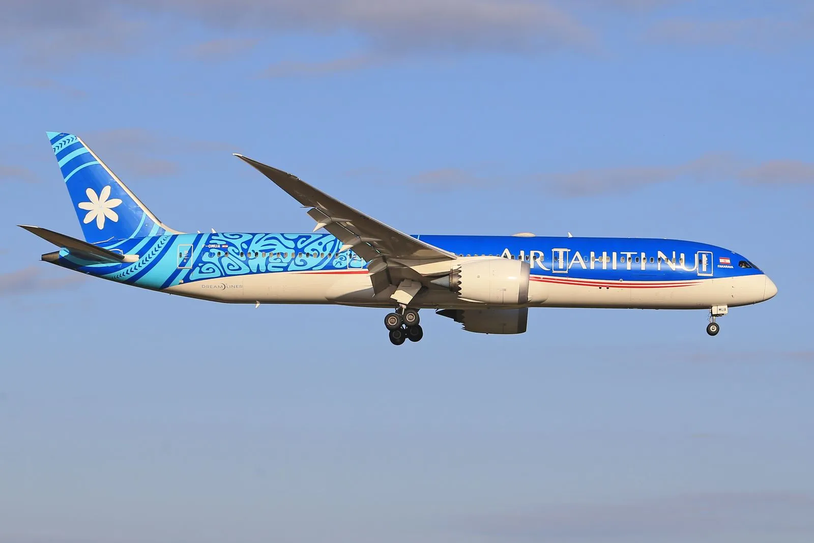 Avion long-courrier en approche vers Tahiti