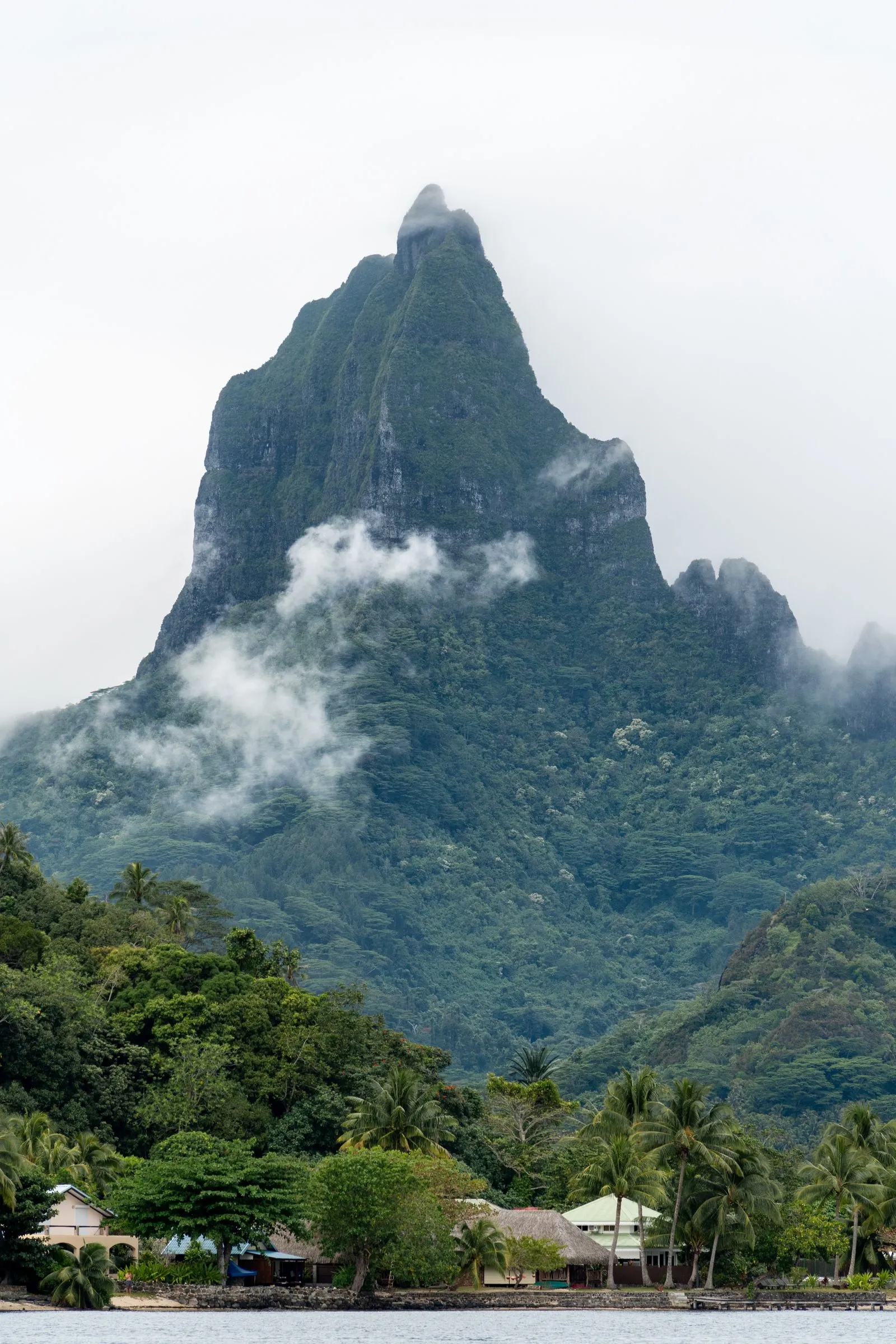 Côte et lagon de l'île de Tahiti, en Polynésie française, dans le Pacifique Sud