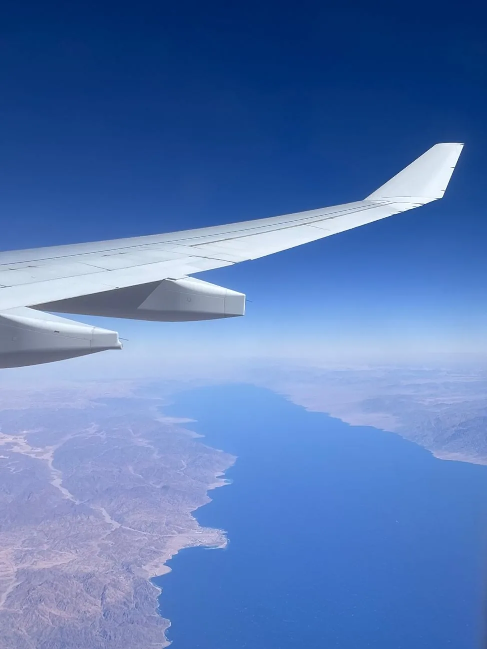Aile d'avion au-dessus de l'océan, pendant un vol long-courrier