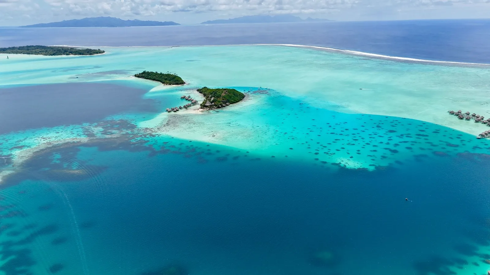 Vue aérienne du lagon turquoise de Bora Bora, îles de la Société en Polynésie française