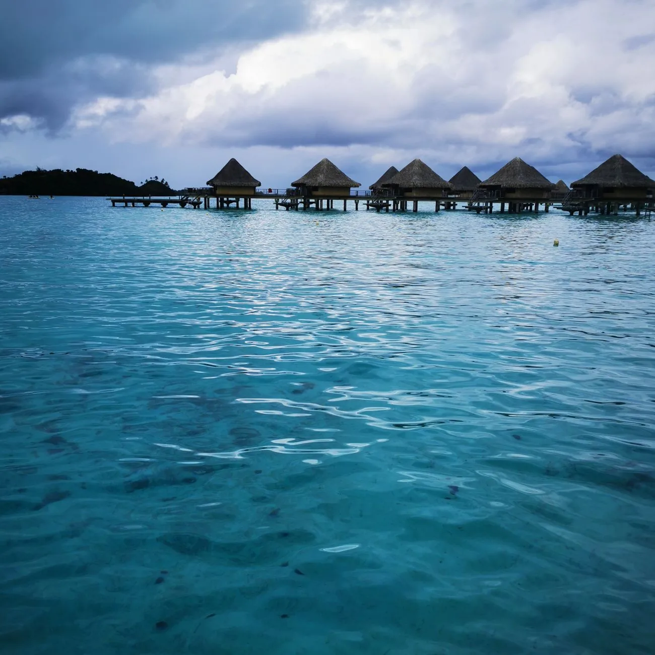 Rangée de bungalows sur pilotis au-dessus du lagon de Bora Bora
