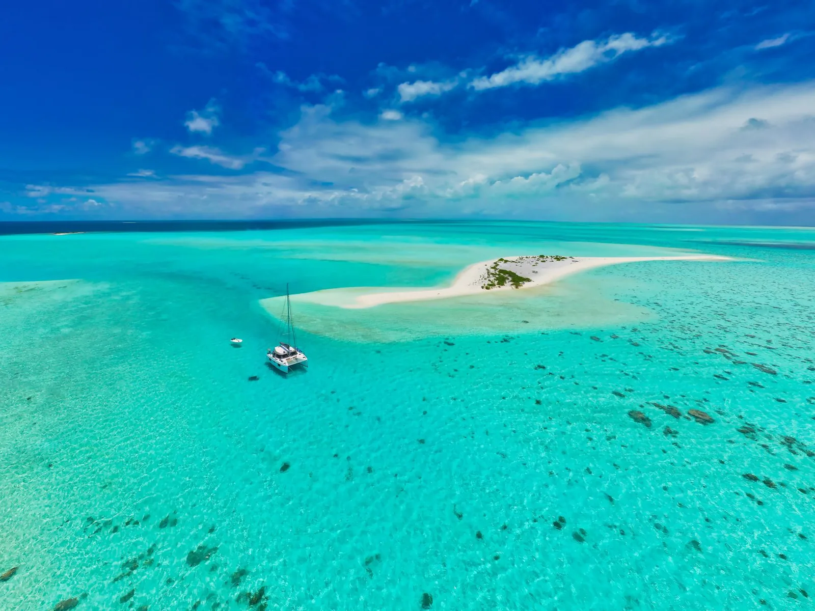 Catamaran au mouillage près d'un banc de sable, vue aérienne
