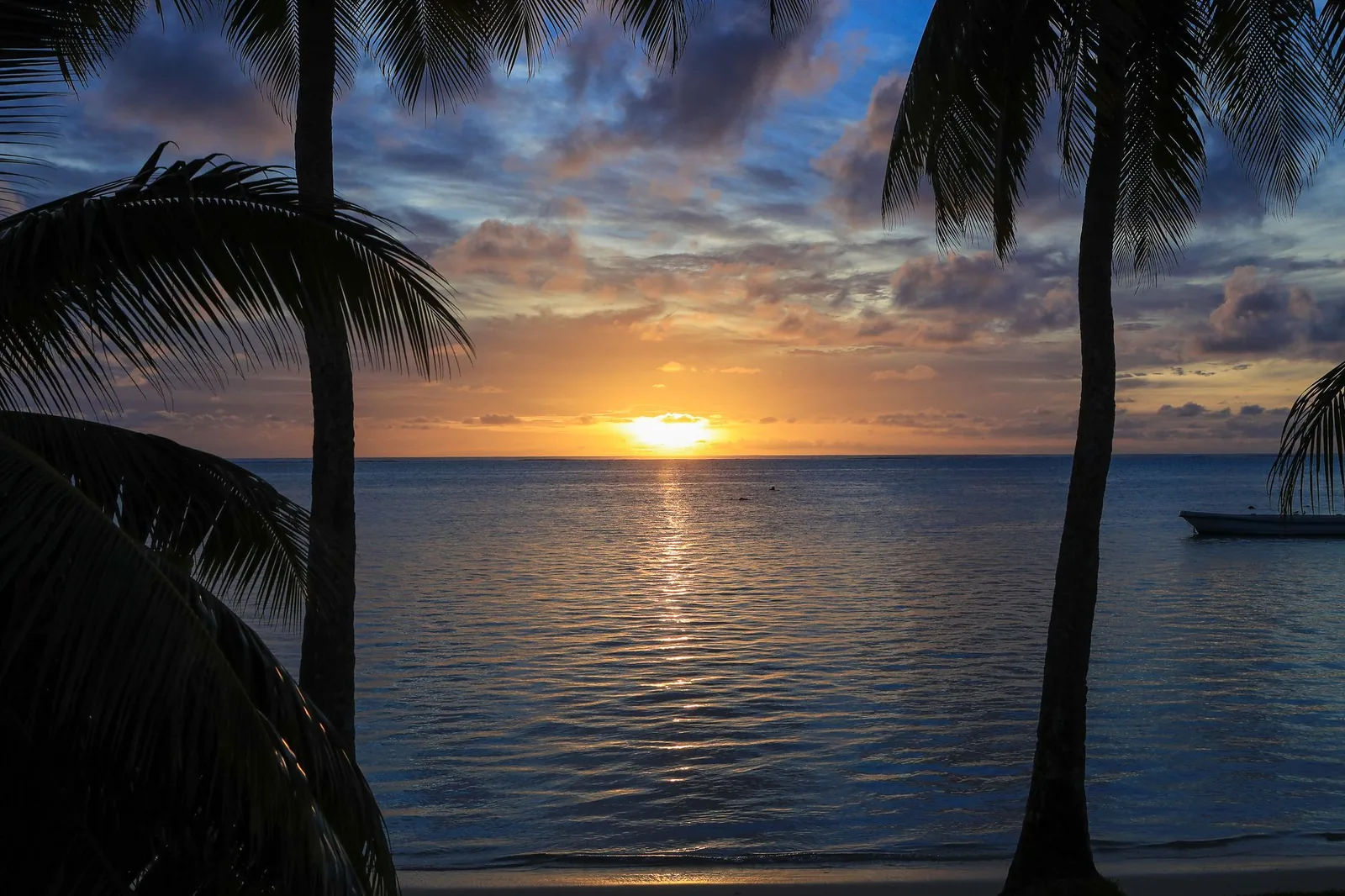 Coucher de soleil sur le lagon de Tahiti, Polynésie française