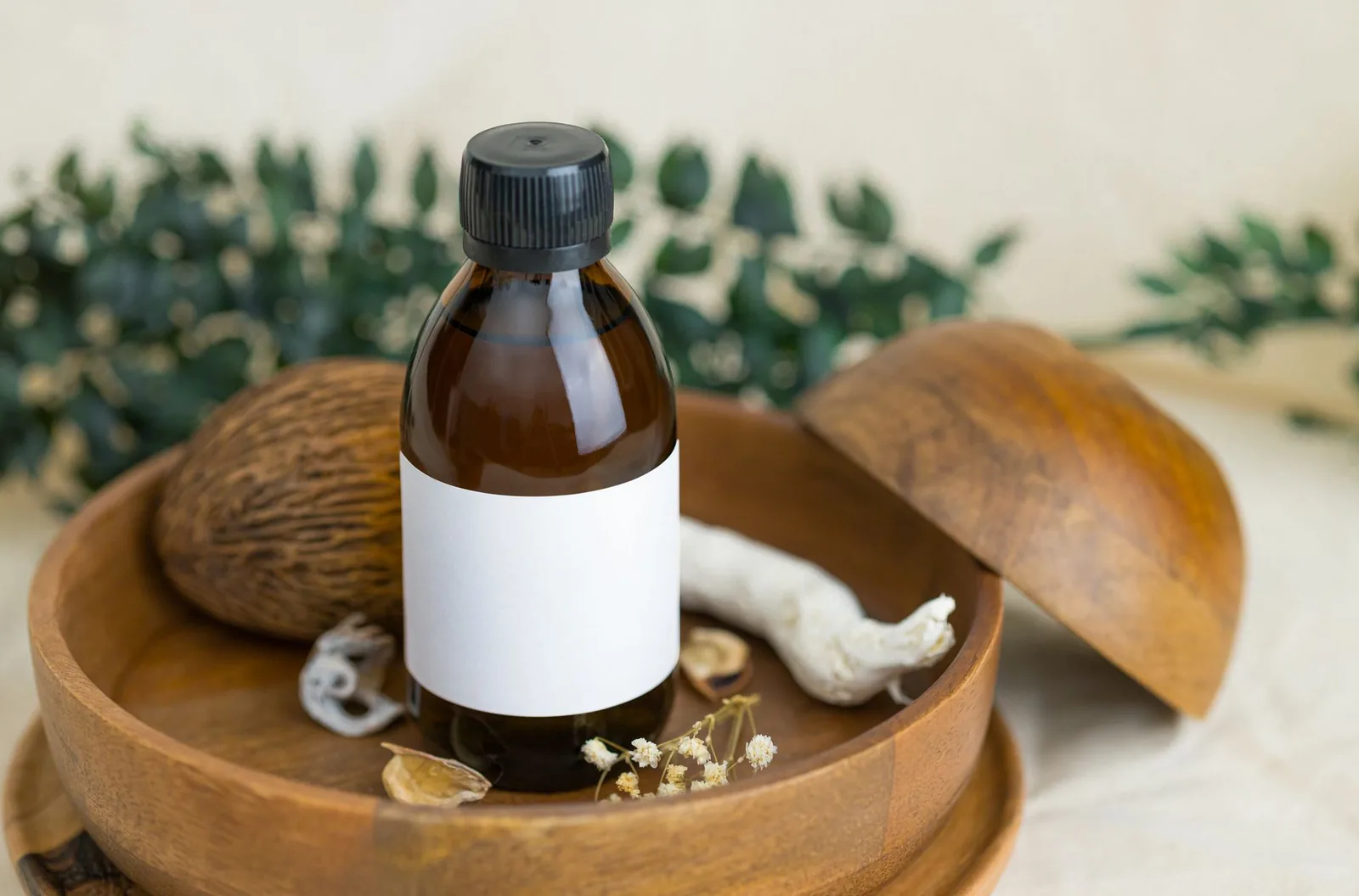 Flacon d'huile et noix de coco, l'étiquette à vérifier avant d'acheter du monoï de Tahiti