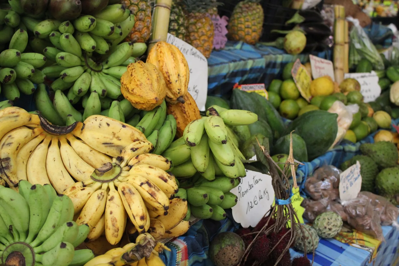 Fruits tropicaux présentés en tas sur un étal de marché