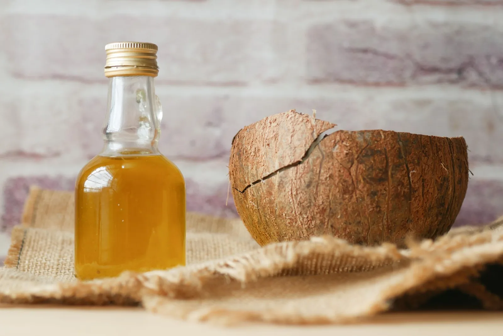 Huile de coprah et noix de coco, la base du monoï de Tahiti