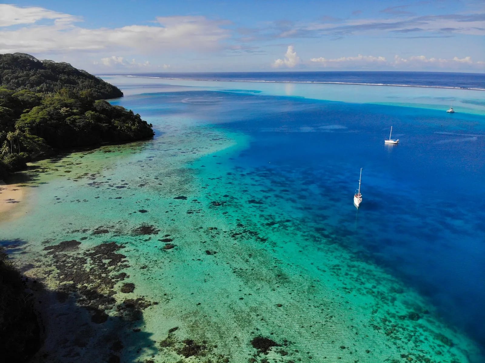 Lagon des Îles Sous-le-Vent vu du ciel, motu et récif, Polynésie française