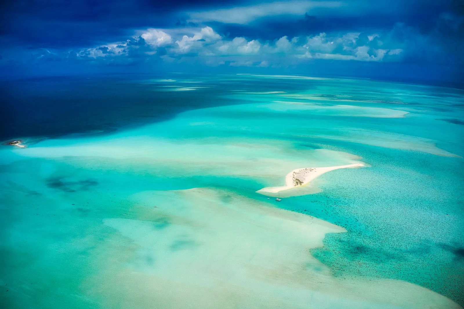 Lagon turquoise et motu de Polynésie française vus du hublot à l'approche de Tahiti