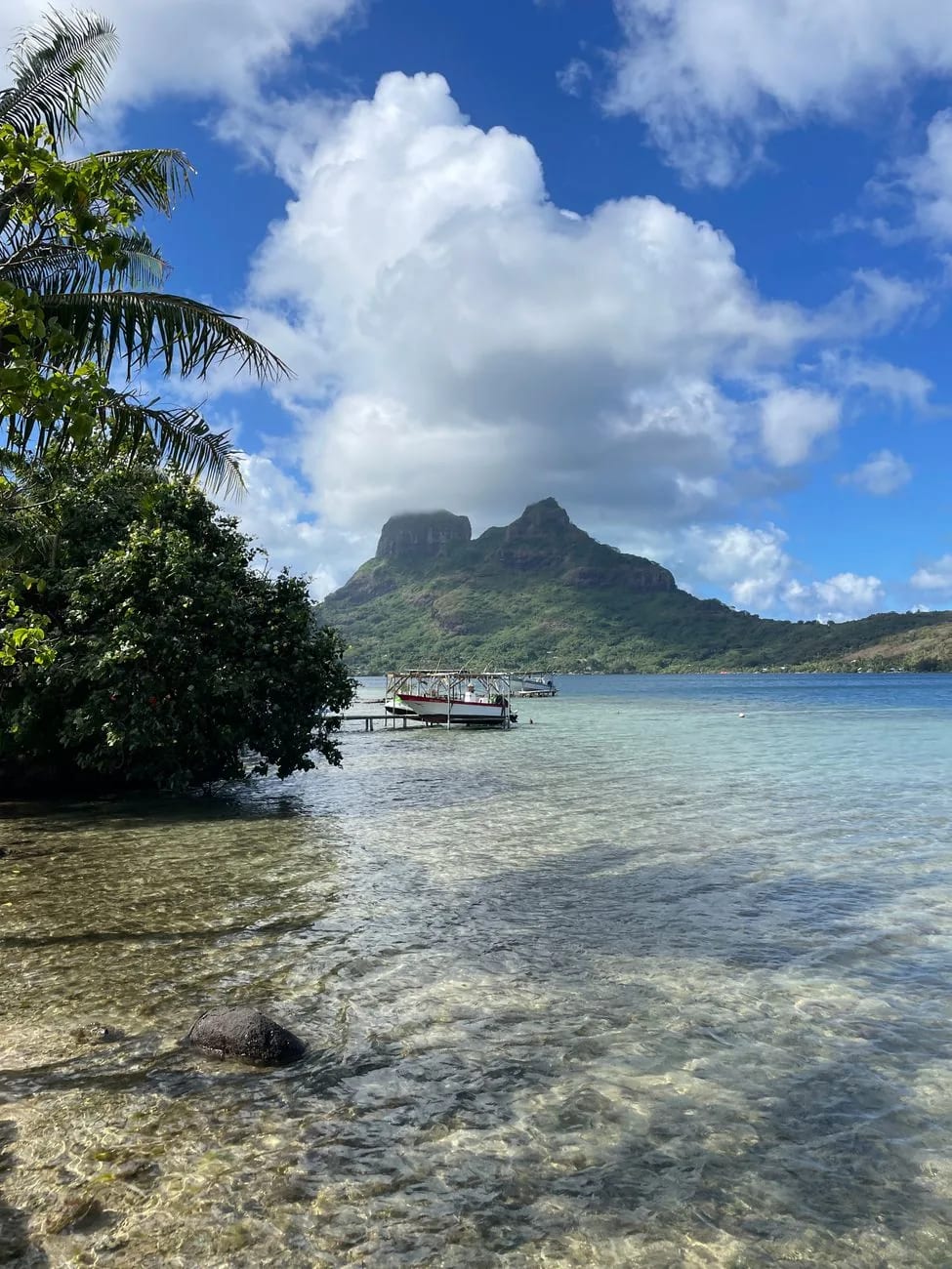 Le mont Otemanu vu depuis le lagon de Bora Bora, avec un bateau d'excursion au ponton