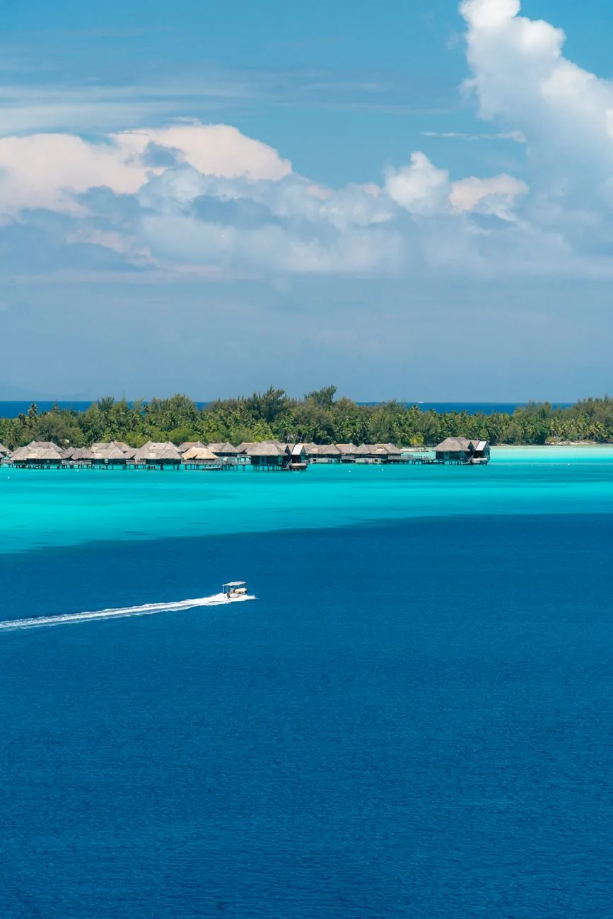 Motu et bateau dans le lagon de Huahine