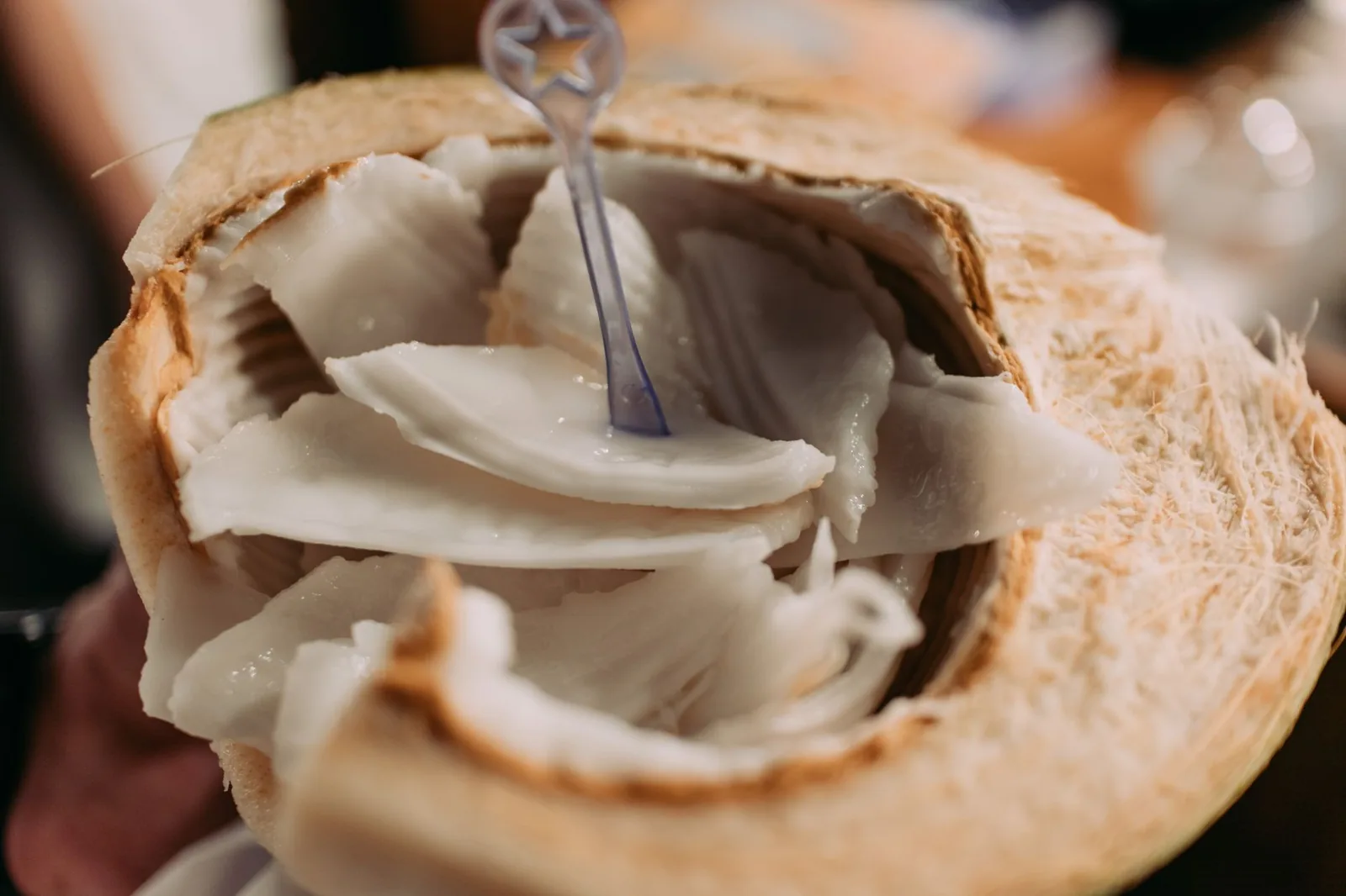 Noix de coco fraîche ouverte, chair blanche utilisée pour le lait de coco tahitien