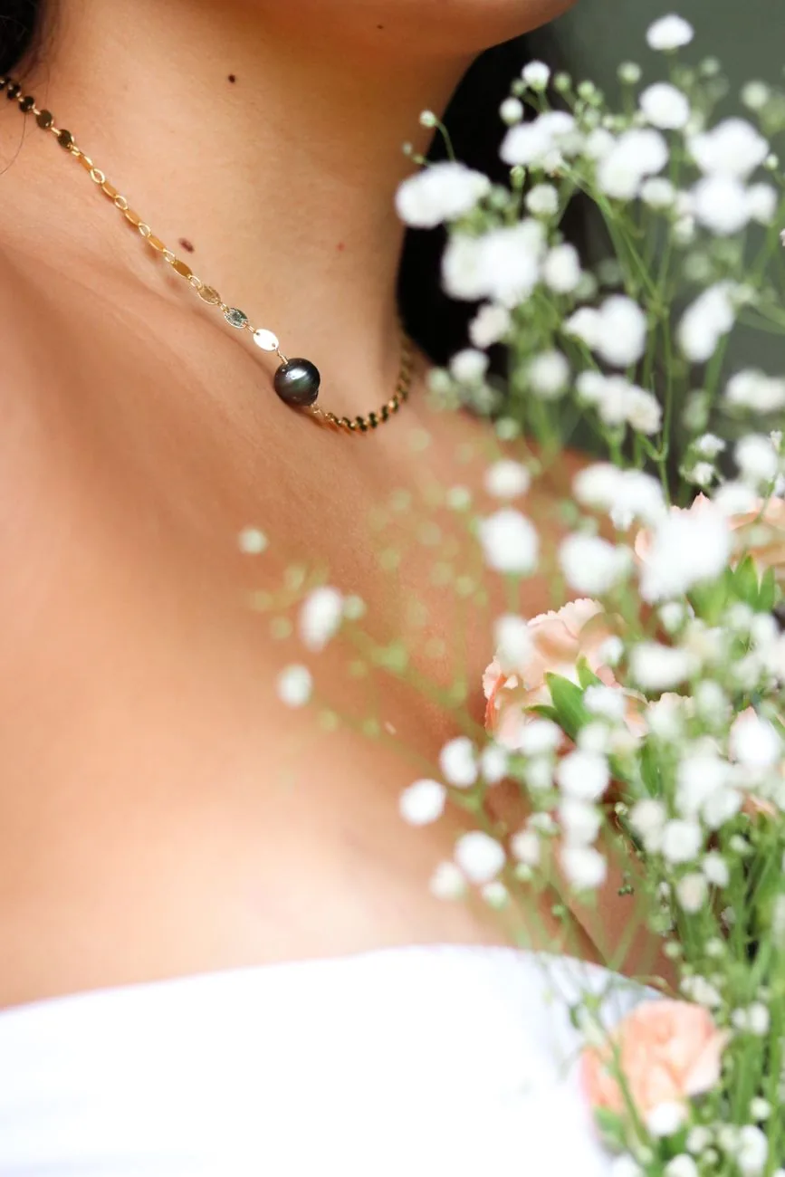 Perle sombre montée en pendentif