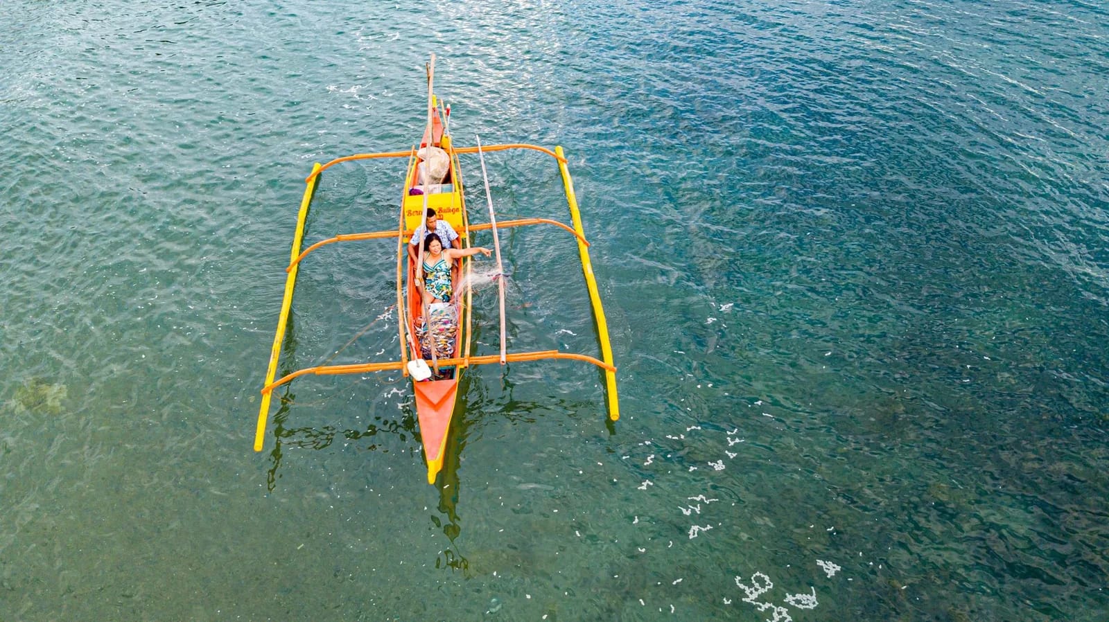 Pirogue va'a et son balancier, vue du dessus