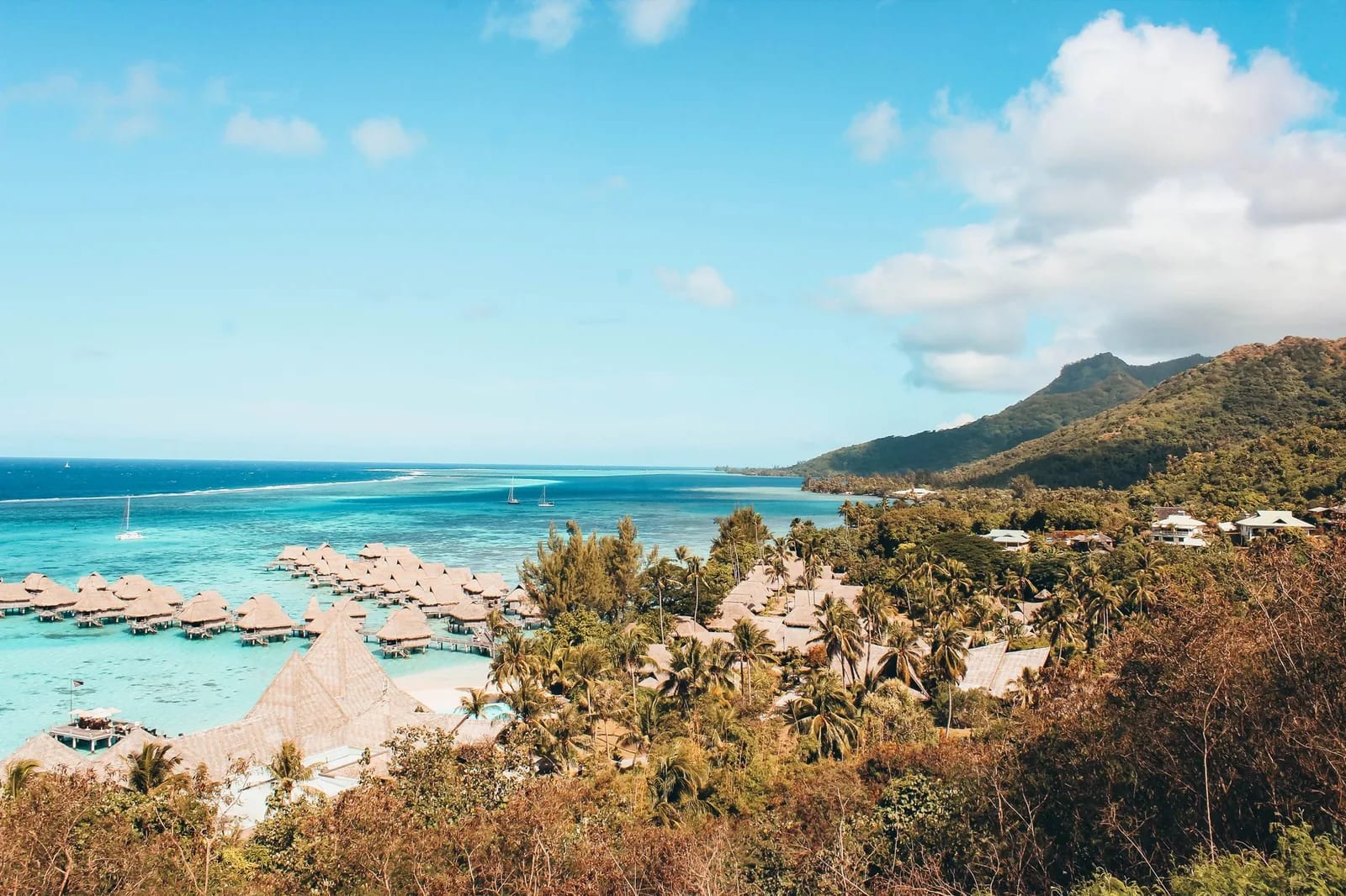 Habitat en bord de lagon et relief volcanique, en Polynésie française