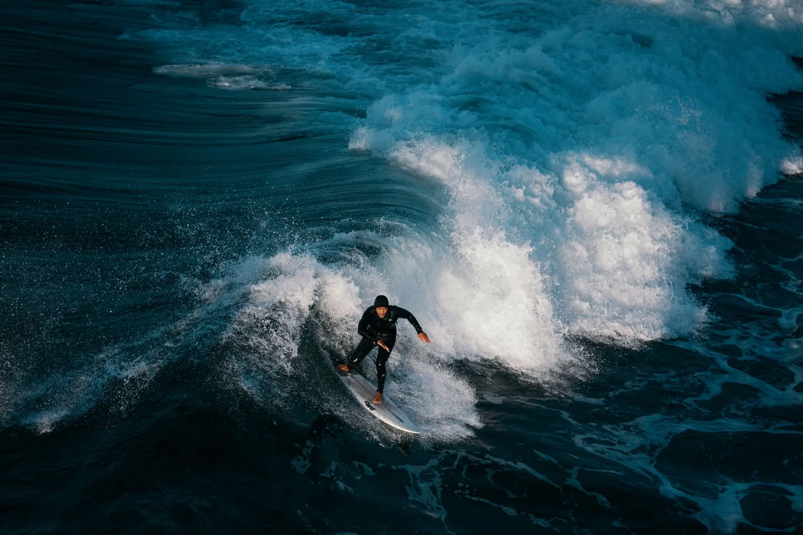 La vague de Teahupo'o déferlant sur le récif, presqu'île de Tahiti