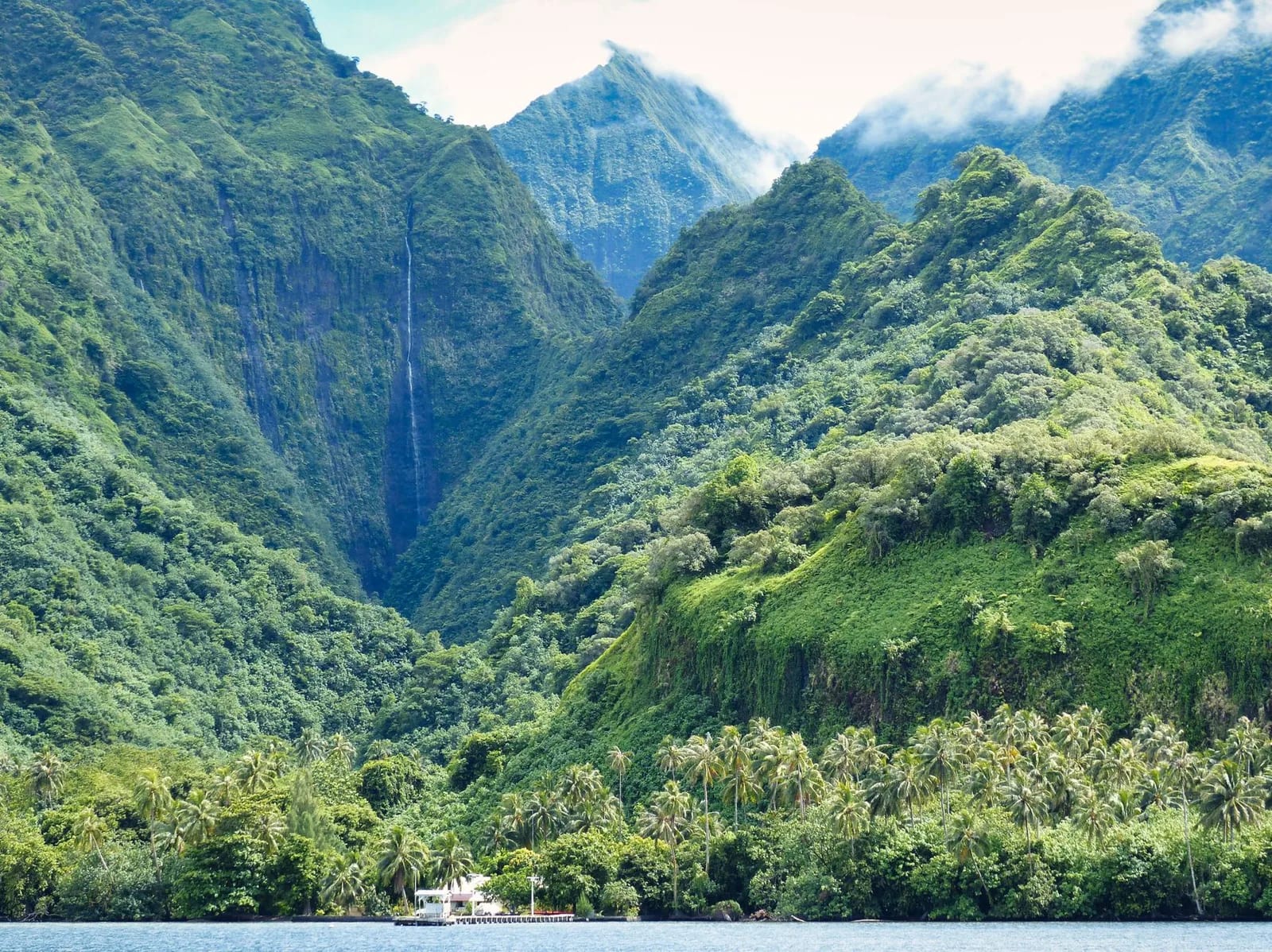 Vallée encaissée et cascade sur les falaises de Tahiti Iti, Polynésie française