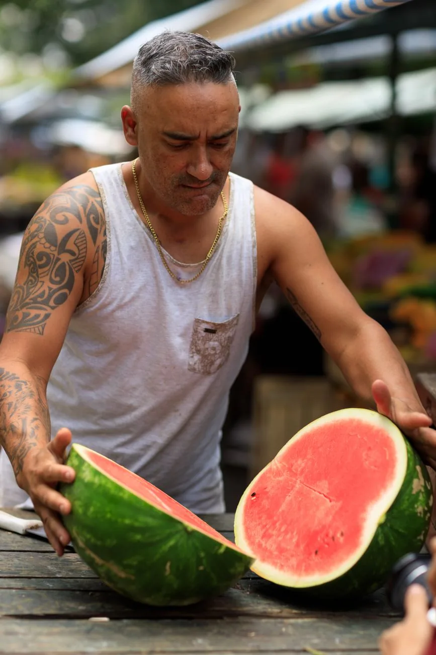Étal d'un marché en Polynésie française, où se mesure le coût de la vie au quotidien