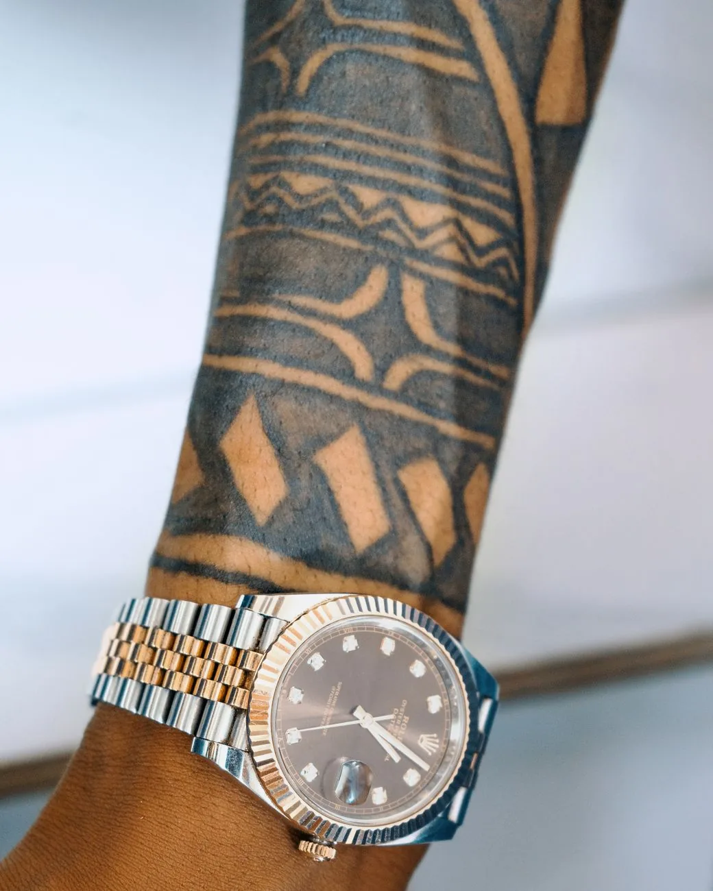 Motifs géométriques d'un tatouage polynésien masculin sur l'avant-bras